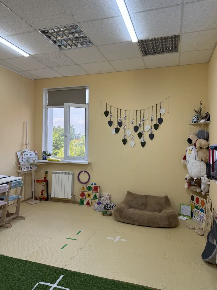 Пространство кабинета с мягким креслом и местом для движения
